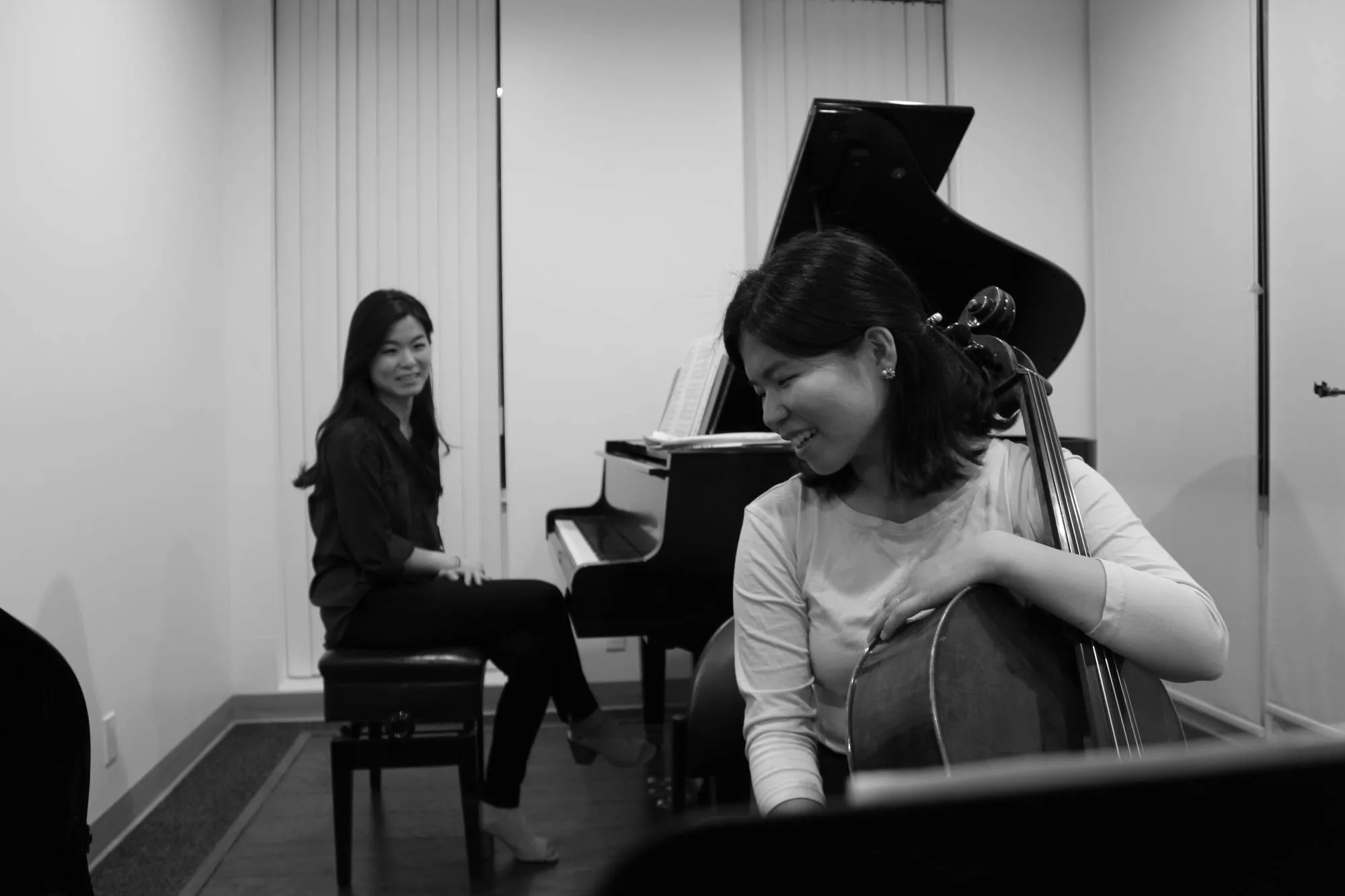 Piano and cello in an Issimo studio, a second frame
